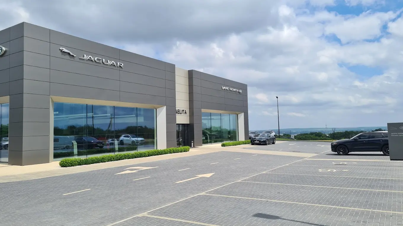 Автосалон “Land-Rover”