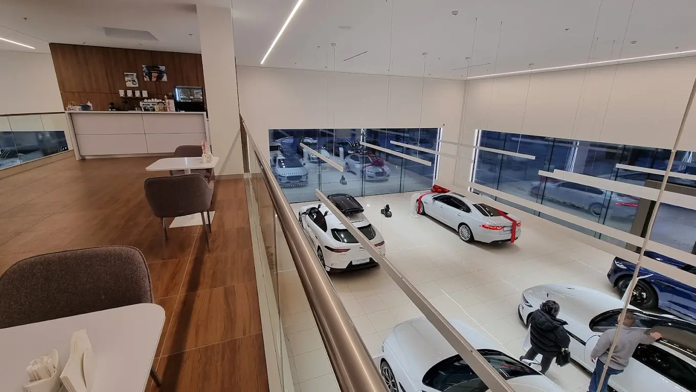 Автосалон “Land-Rover”