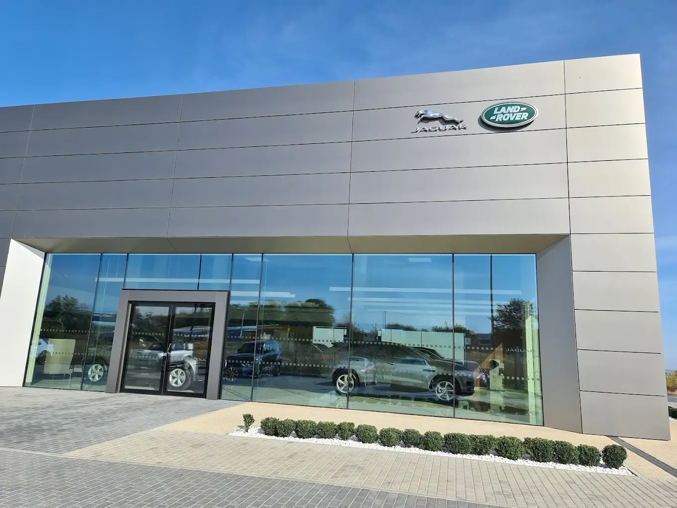 Автосалон “Land-Rover”