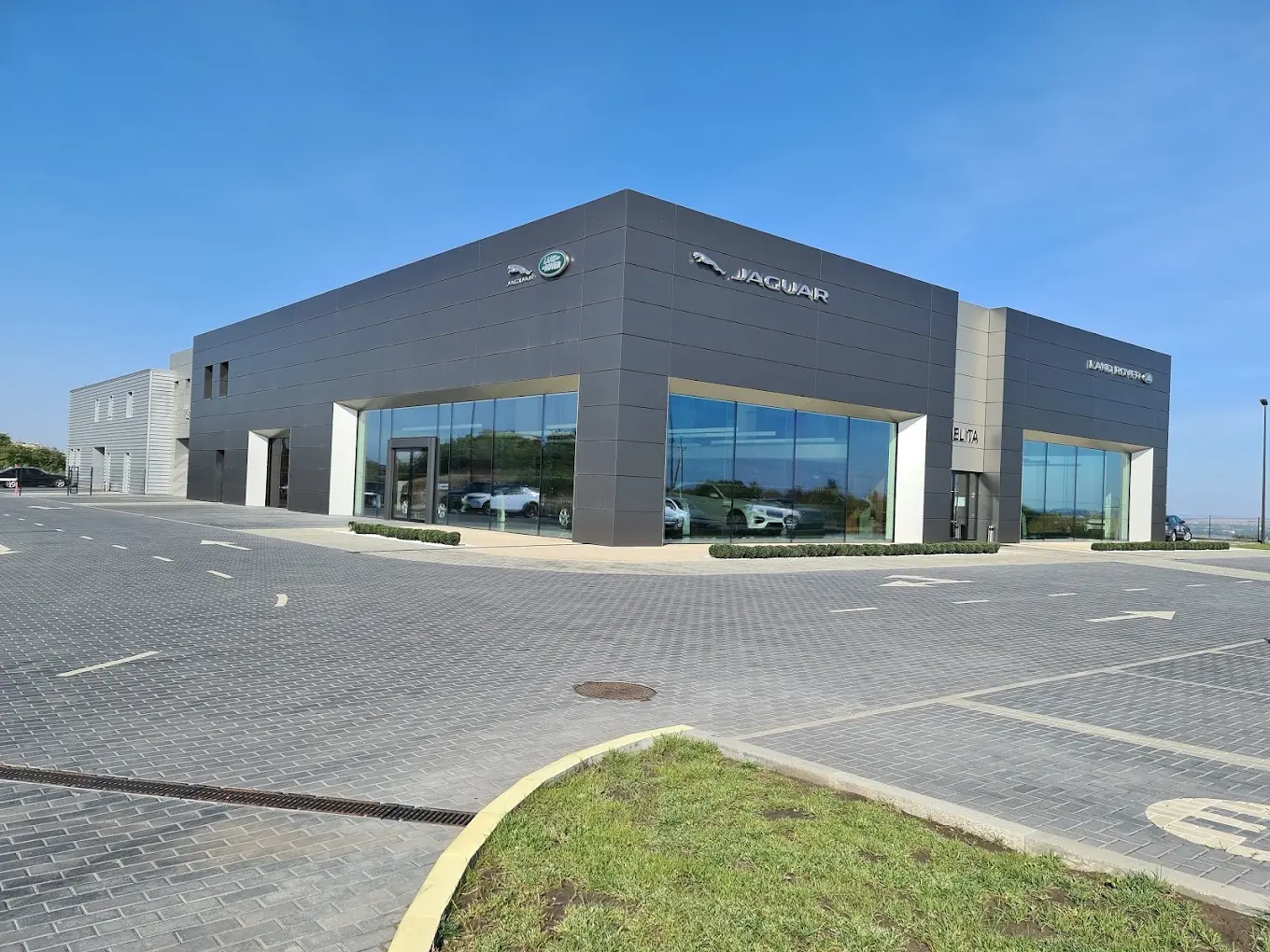 Автосалон “Land-Rover”