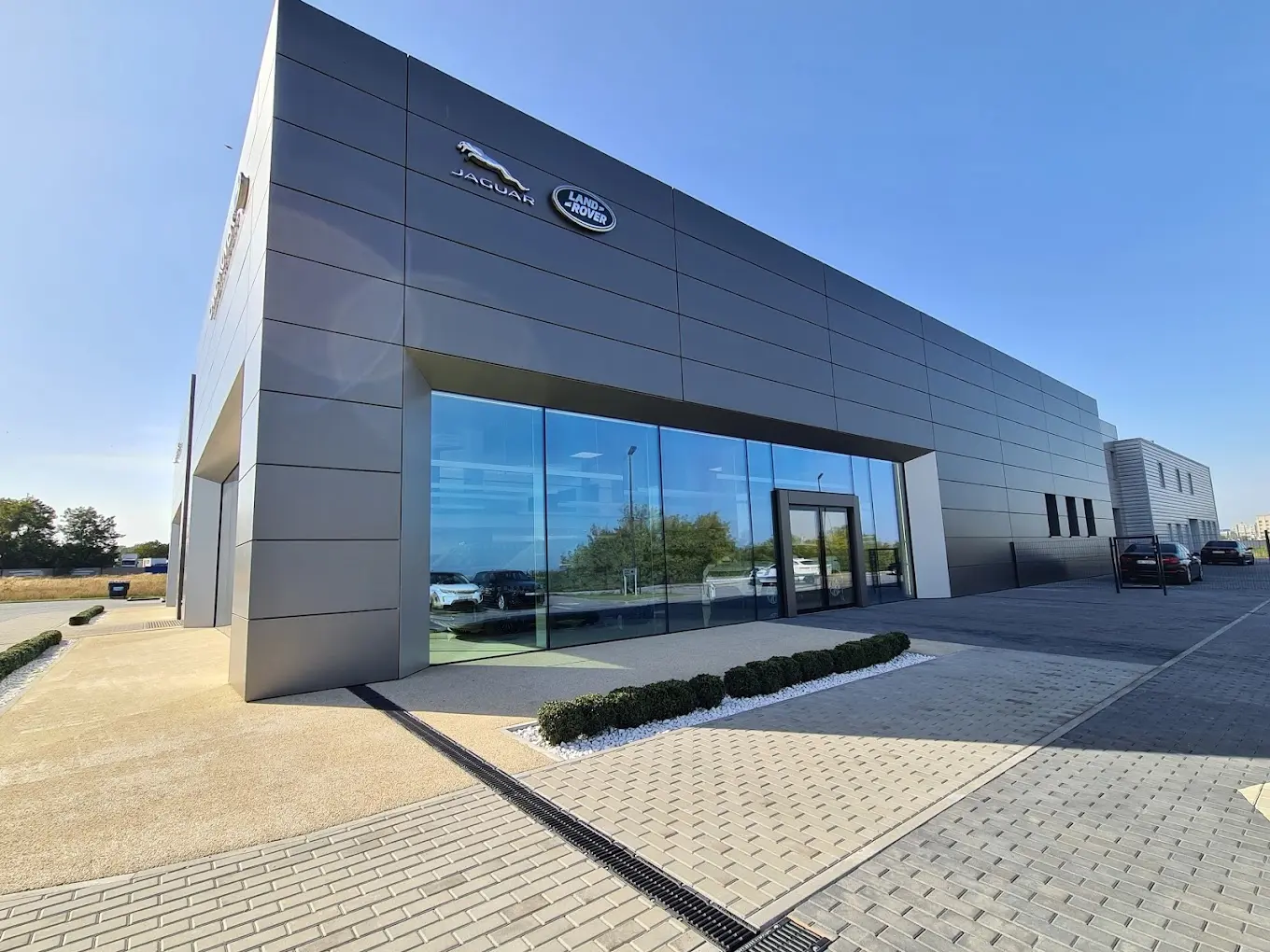 Автосалон “Land-Rover”