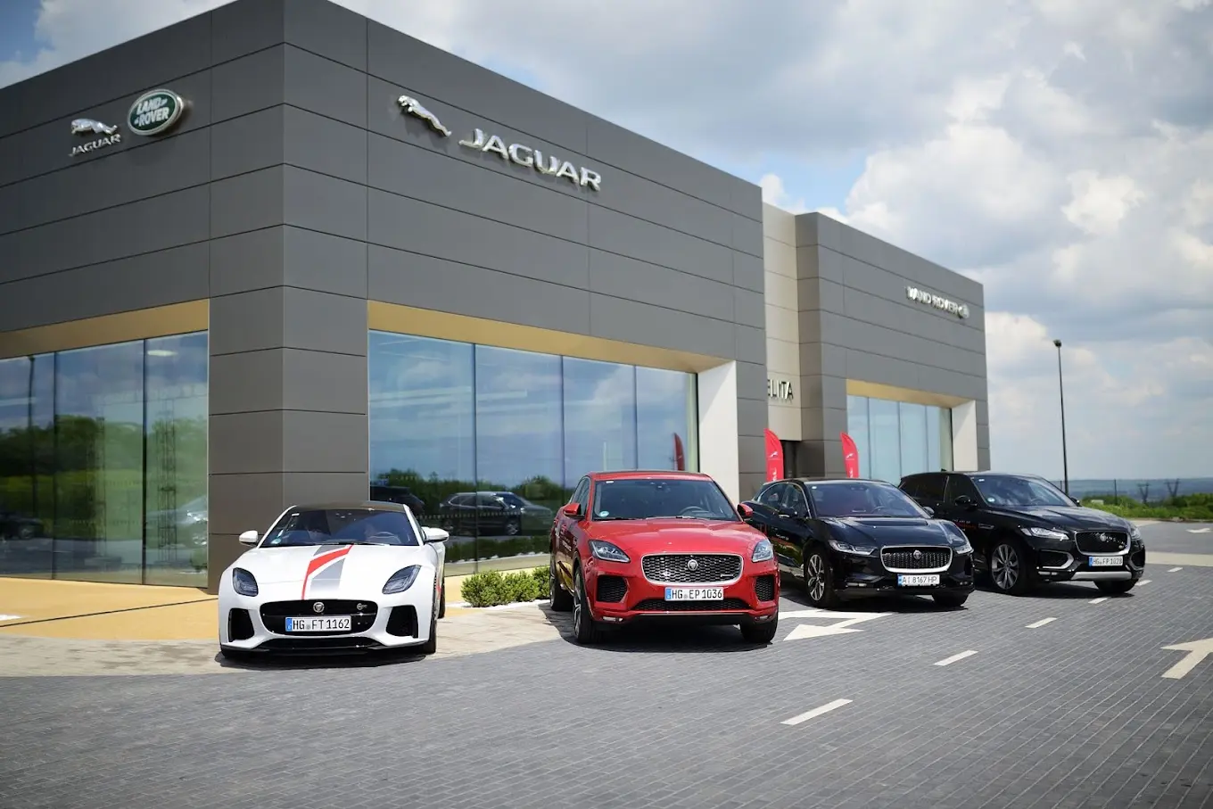 Автосалон “Land-Rover”